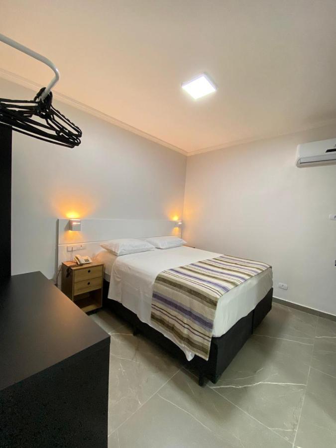 FLAT - acomoda até 4 hóspedes - Bairro do Gonzaga - Santos SP Exterior foto
